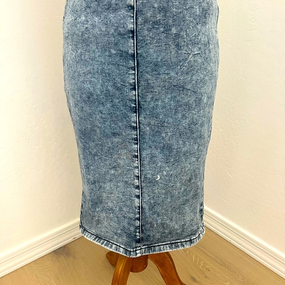 Embroidered Blouse and Acid-Wash Denim Skirt Set - Picture 5 of 7